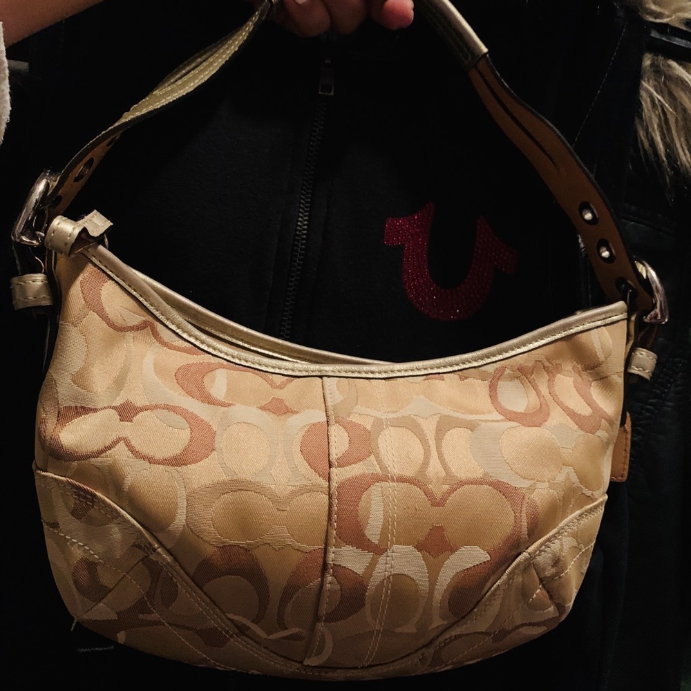 💯 % Authentic Coach should/hang bag.